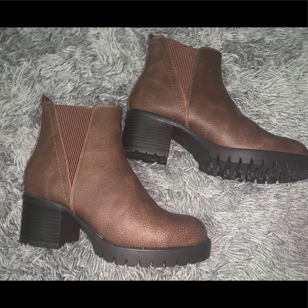 Brown cute high block heel brand new with tags
